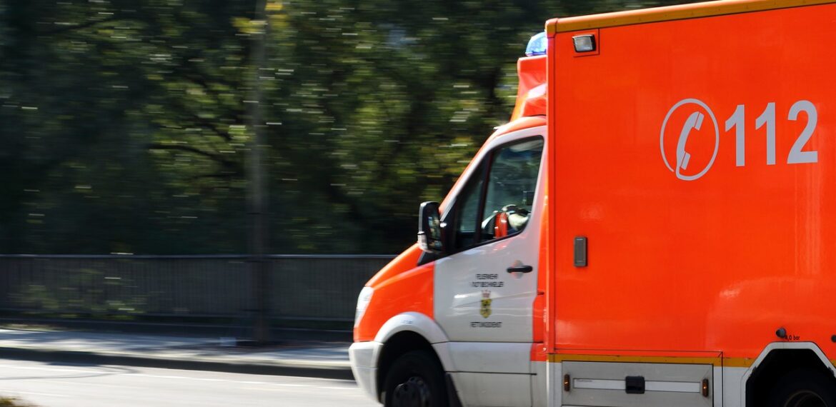 ambulance-g0cce2bf92_1280