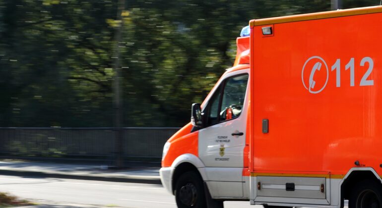 ambulance-g0cce2bf92_1280
